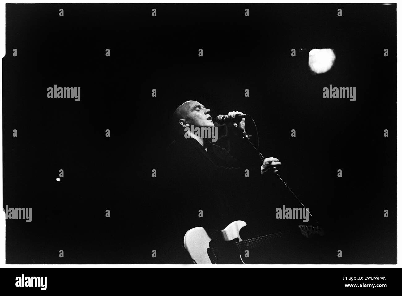 Le chanteur SICE du groupe The Boo Radleys sur la scène NME au Glastonbury Festival, Pilton, Angleterre, le 24 juin 1995. Photo : ROB WATKINS. INFO : The Boo Radleys, un groupe de rock alternatif britannique formé à la fin des années 80, mêle shoegaze et Dream pop. Avec des hits comme « Wake Up Boo! » Et des albums comme "Giant Steps", ils ont laissé une marque indélébile sur la scène musicale alternative des années 90 et Britpop. Banque D'Images