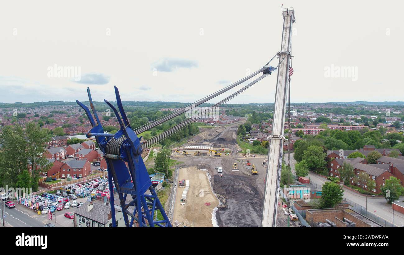 Photographie par drone du sommet d’une grue Baldwins sur un projet de construction routière à Wigan. La photographie a été approuvée par l'entrepreneur principal sur le site Banque D'Images