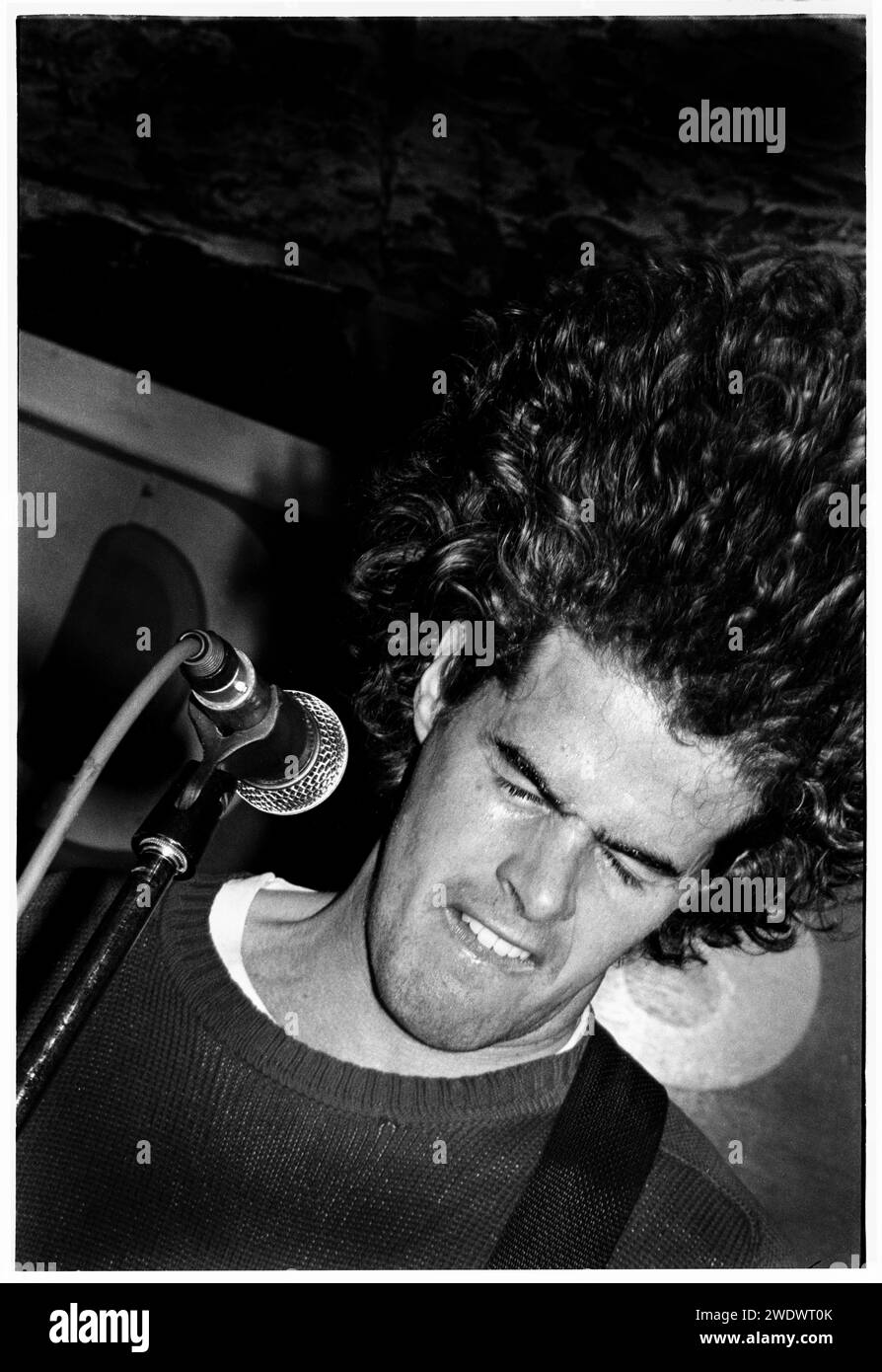 Jason Arbenz du groupe Throneberry au légendaire TJS de Newport, pays de Galles, le 19 février 1995. Photo : Rob Watkins. Nommé d'après le premier bassiste inepte des NY mets de 1962, Marv Throneberry, Throneberry est un groupe de rock de Cincinnati formé par le chanteur et guitariste Jason Arbenz et le bassiste Paul Cavins en 1990. Banque D'Images