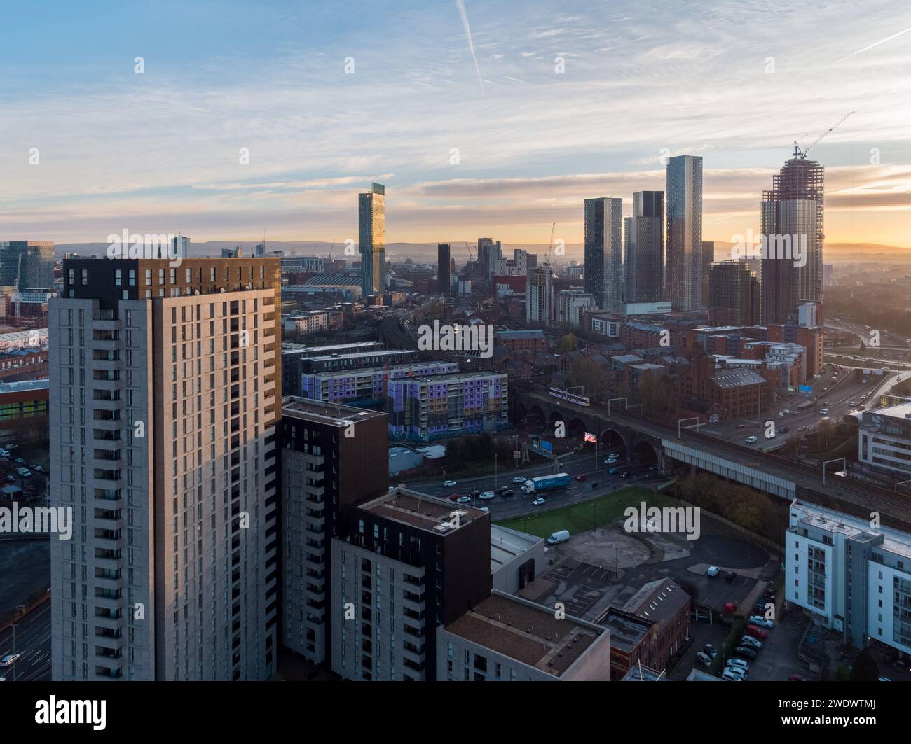 Photo aérienne sur un lever de soleil hivernal froid d'un régent au premier plan avec une ligne de chemin de fer sur Mancunian Way, Castlefield et le centre-ville de Manchester Banque D'Images