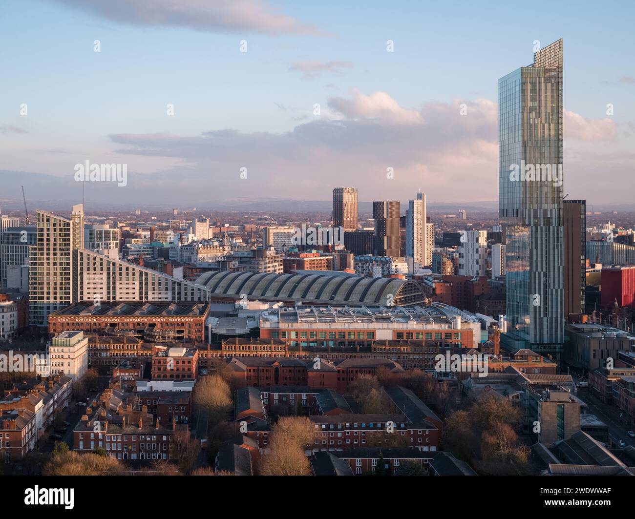 Image aérienne de Beetham Tower, Great Northern Warehouse et Manchester Central dans le centre-ville de Manchester, au Royaume-Uni, prise à l'heure d'or Banque D'Images