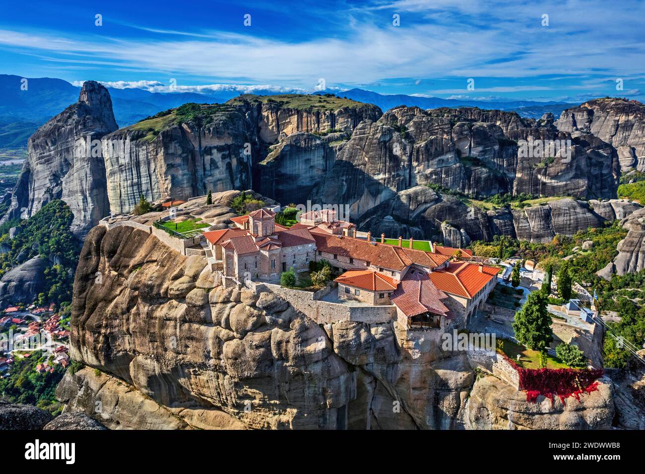 Vue aérienne du monastère de Hagia Triada (« Sainte Trinité »), l'un des 6 monastères encore « actifs » dans les Météores, Trikala, Thessalie, Grèce. Banque D'Images