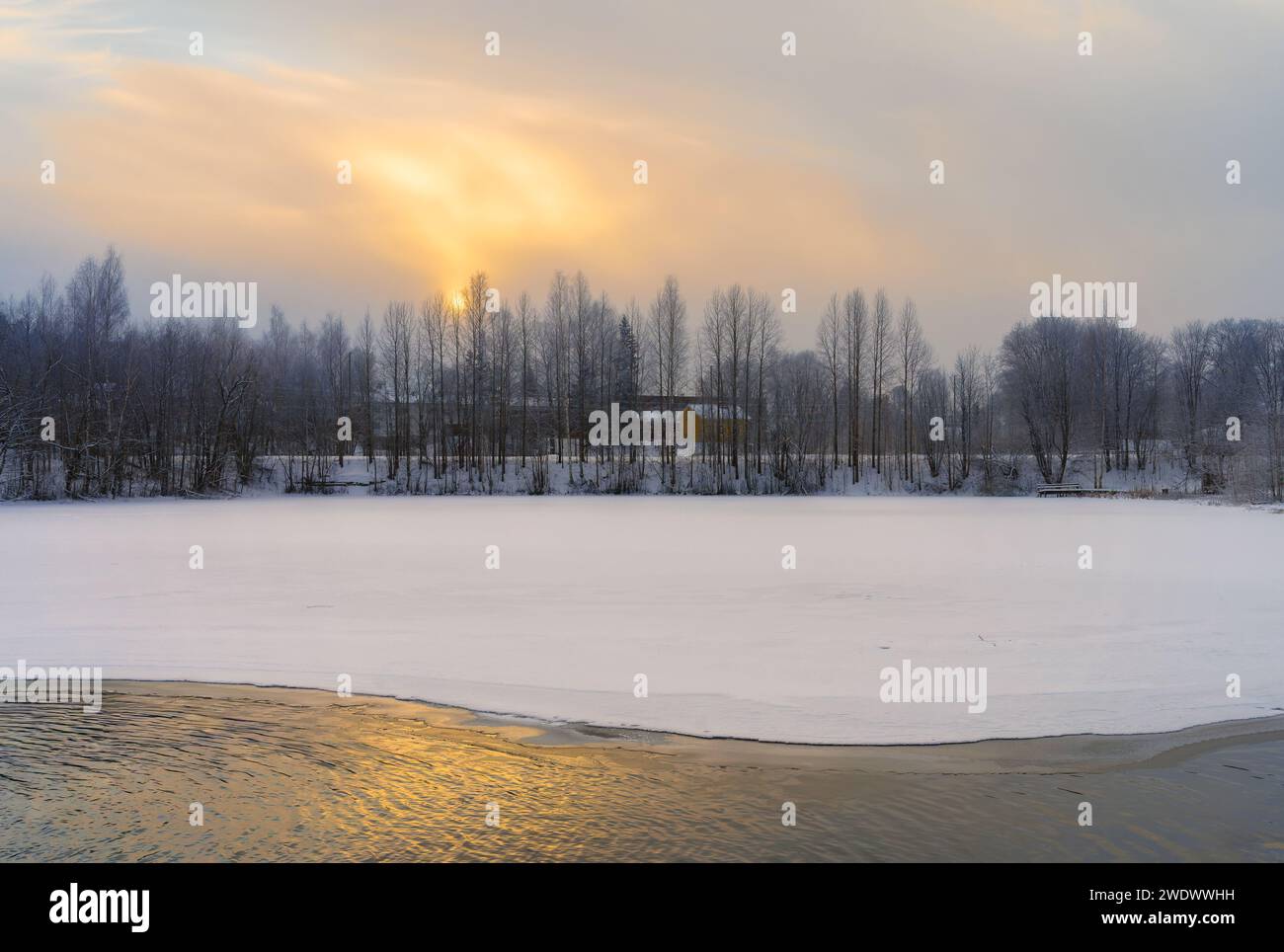 Paysage hivernal avec lac partiellement gelé à Lahti, Finlande. Banque D'Images