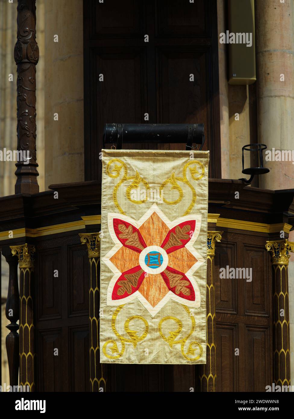 Tissu décoré sur la chaire de la cathédrale médiévale anglaise à York, Angleterre. Banque D'Images