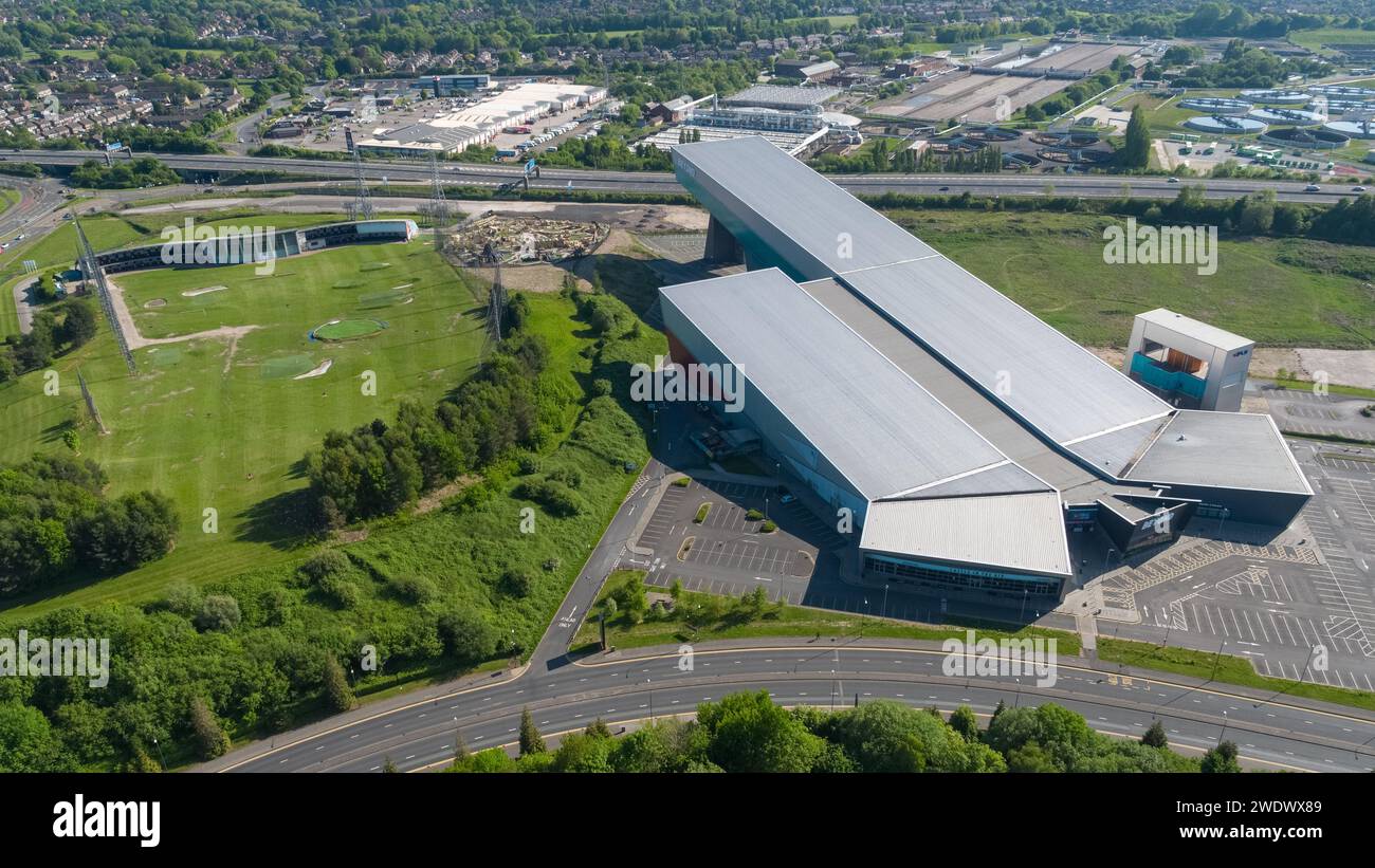 Photographie aérienne de Chill Factore à Beyond, Dino Falls Adventure golf et American Golf avec Trafford Retail Park, Manchester, Royaume-Uni au loin Banque D'Images