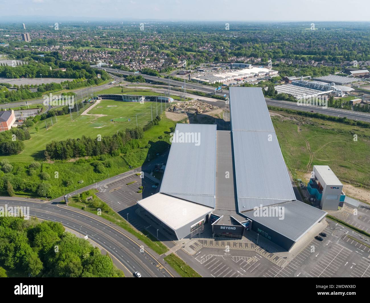 Photographie aérienne de Chill Factore à Beyond, Dino Falls Adventure golf et American Golf avec Trafford Retail Park, Manchester, Royaume-Uni au loin Banque D'Images