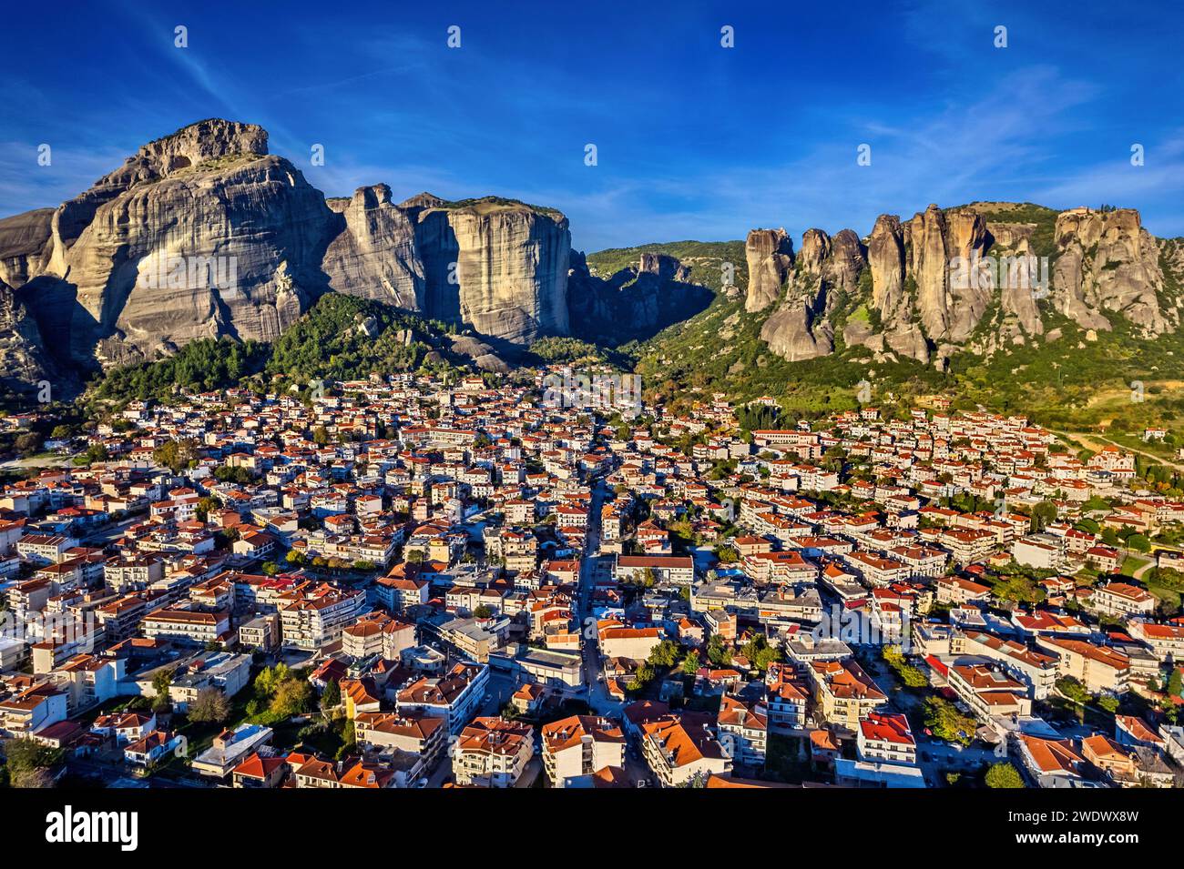 La ville de Kalambaka et les rochers des Météores. Trikala, Thessalie, Grèce. Météores ont été déclarés patrimoine mondial de l'UNESCO. Banque D'Images