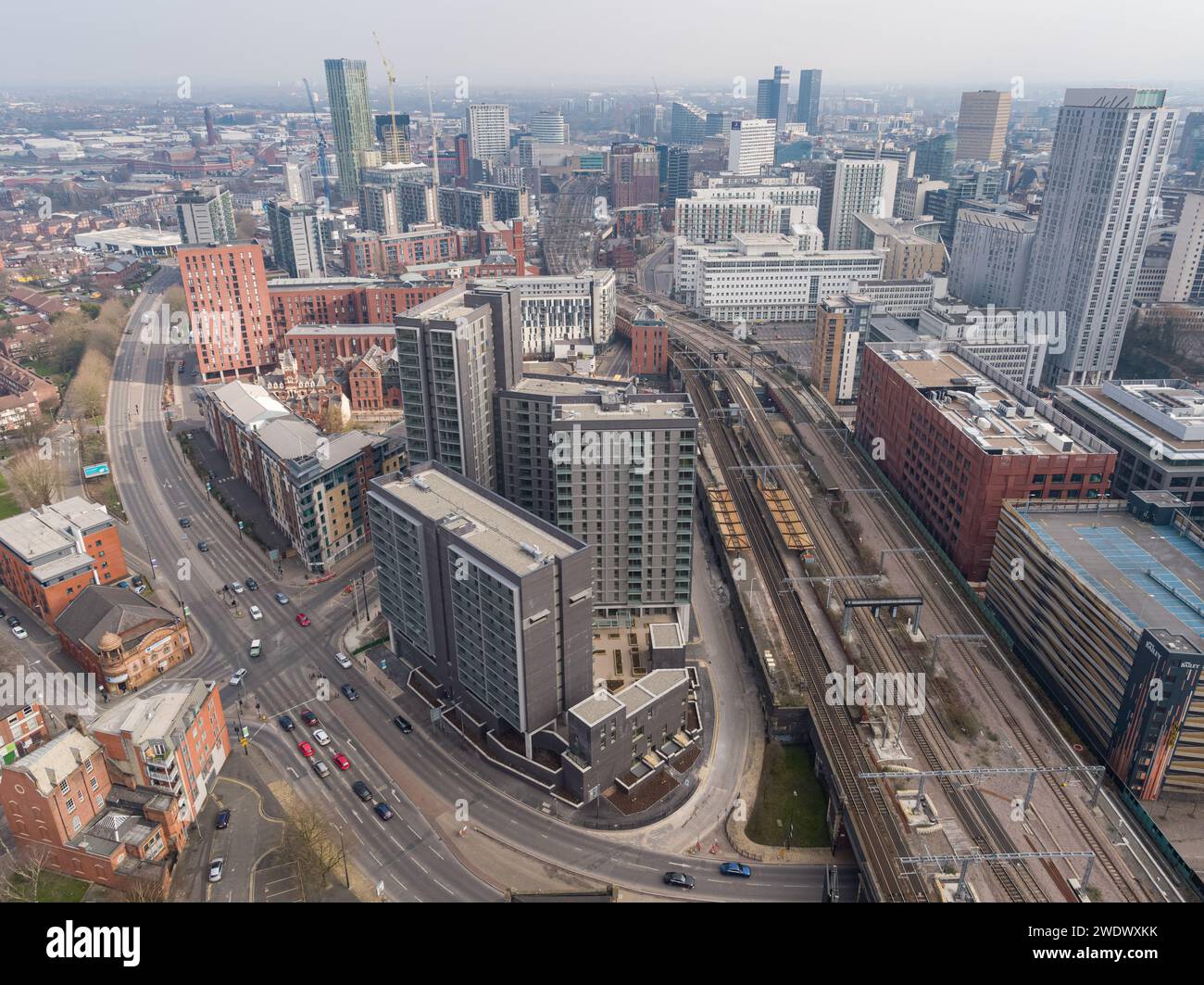 Photographie aérienne de la frontière de Salford / Manchester avec une ligne de train traversant, Trinity Way et plusieurs bureaux et immeubles résidentiels Banque D'Images