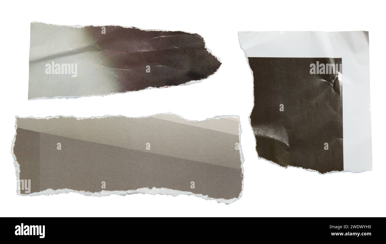 Papier magazine noir et gris déchiré sur fond blanc avec chemin de détourage Banque D'Images