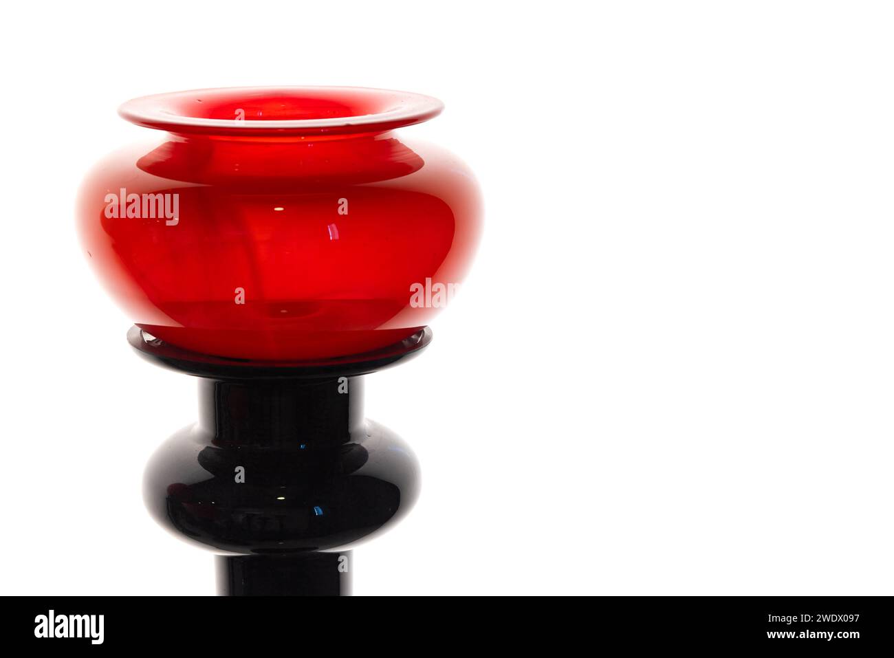 Installation en verre abstrait, fragment de vase noir et rouge isolé sur fond de mur blanc Banque D'Images