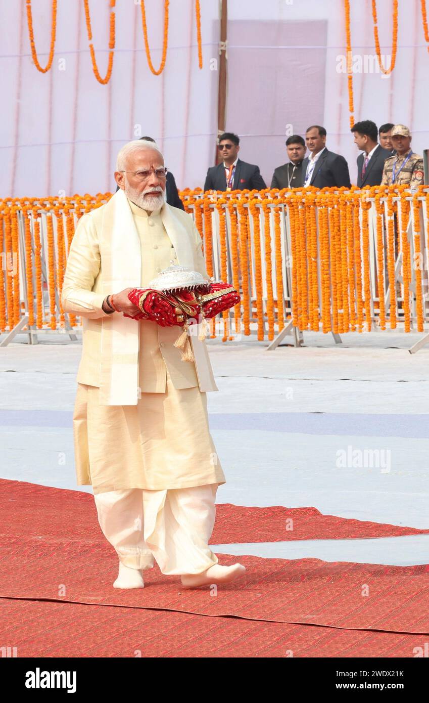 Ayodhya, Inde. 22 janvier 2024. Le Premier ministre indien Narendra Modi participe à la consécration d'un grand temple au dieu hindou Seigneur RAM sur le site d'une ancienne mosquée, le 22 janvier 2024 à Ayodhya, Uttar Pradesh, Inde. Le site contesté a conduit à des émeutes en 1992 qui ont tué 2000 personnes lorsque des foules hindoues ont détruit le Babri Masjid du 16e siècle. Crédit : PIB photo/Press information Bureau/Alamy Live News Banque D'Images