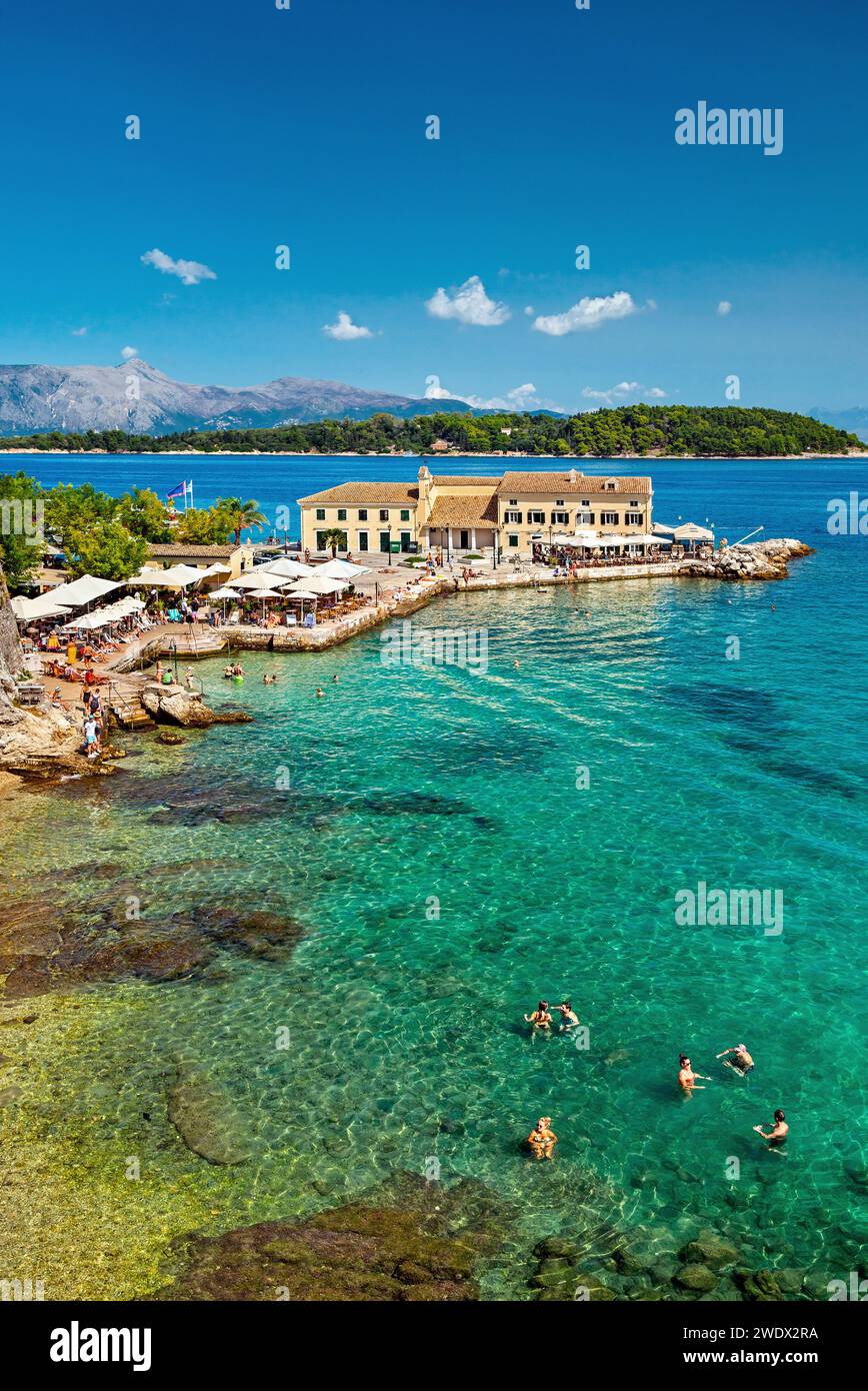 Plage de Faliraki, vieille ville de Corfou, île de Corfou, mer Ionienne, Grèce. Banque D'Images