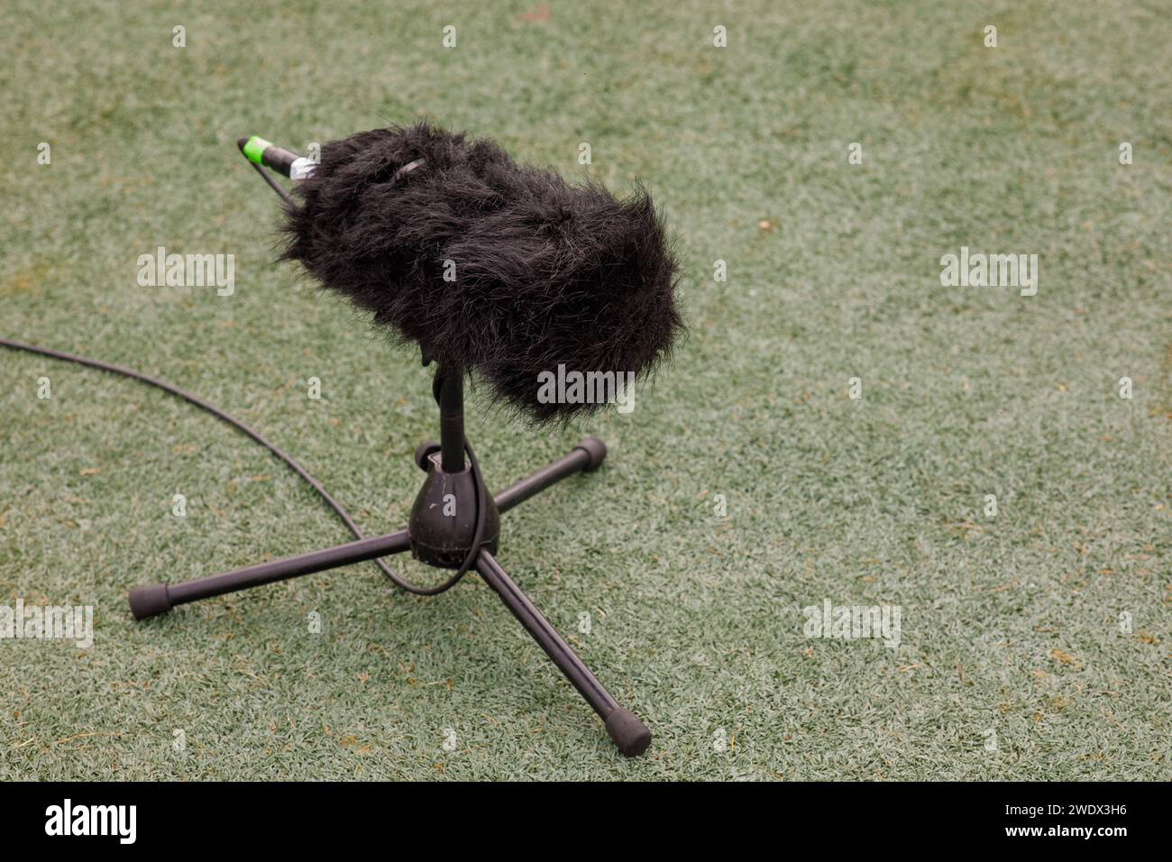 microphone sur le terrain de football au sol. Photo de haute qualité Banque D'Images