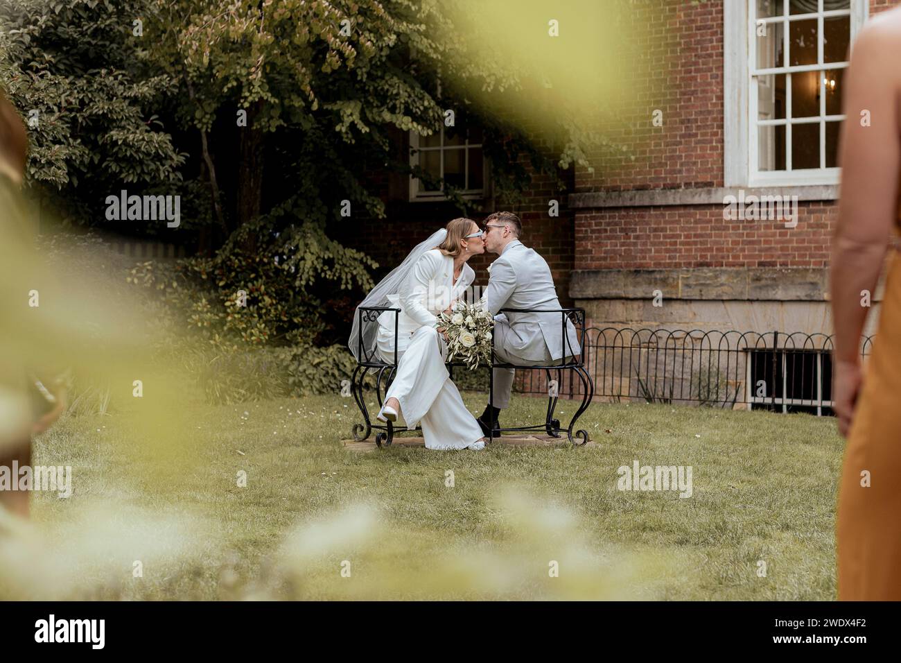 Un couple s'embrassant le jour de leur mariage, Love Seat, Banque D'Images