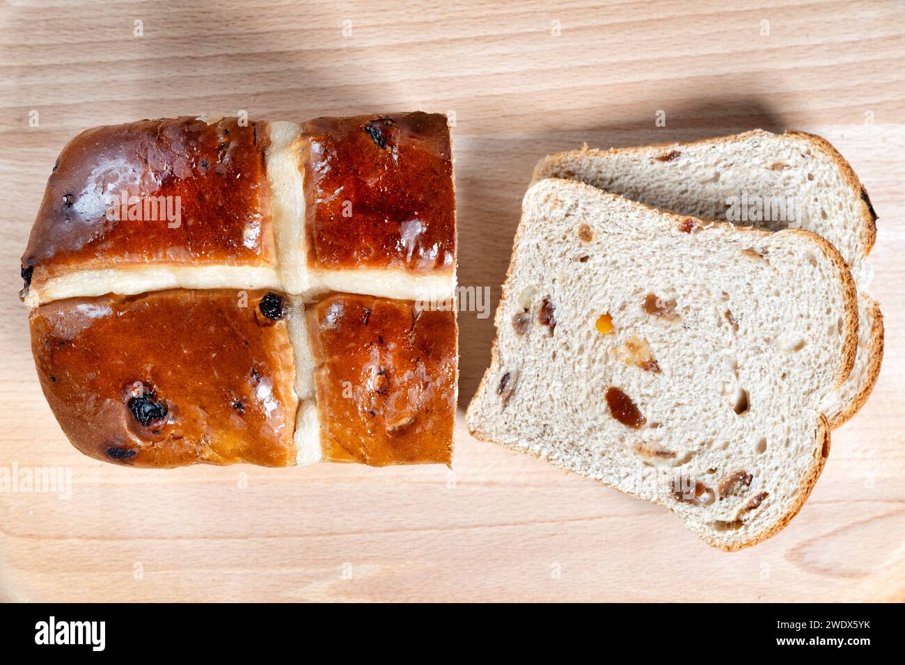 Royaume-Uni, Bristol : un pain chaud de 400 g de pain chaud au pain. Le pain épicé aux fruits est glacé et décoré d'une croix. Un régal traditionnel de Pâques Banque D'Images