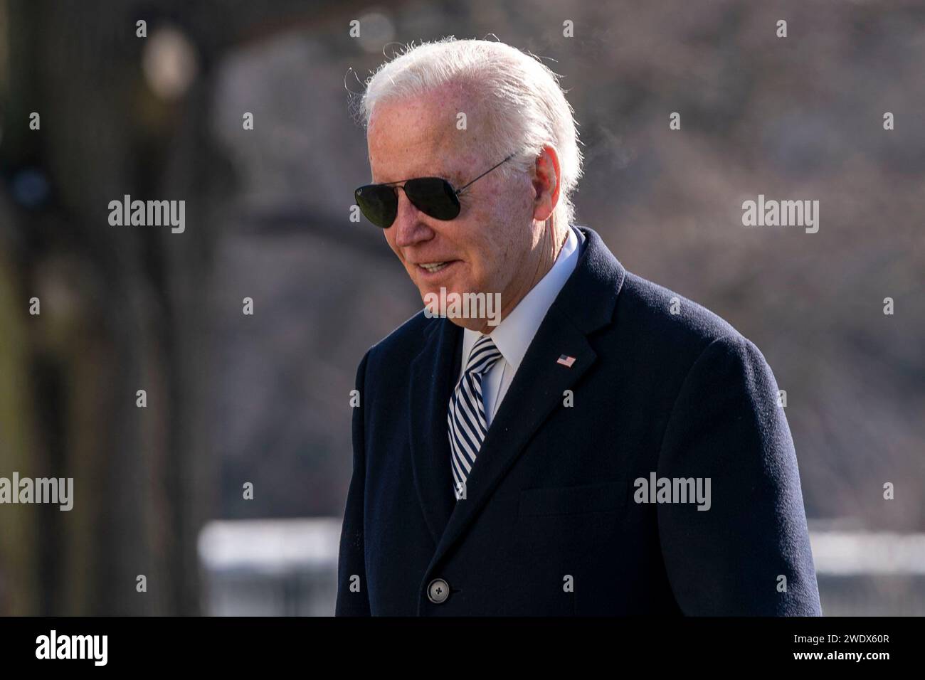 Washington, États-Unis. 22 janvier 2024. Le président Joe Biden traverse la pelouse sud de la Maison Blanche après son retour d'un week-end au Delaware le lundi 22 janvier 2024. Photo de Bonnie Cash, crédit : UPI/Alamy Live News Banque D'Images