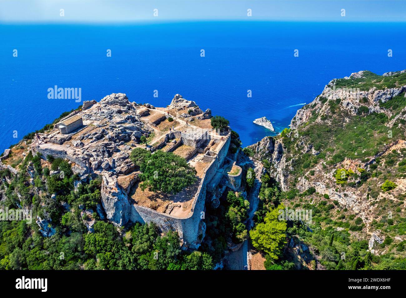 Vue aérienne d'Angelokastro (littéralement « Château de l'Ange »), un château byzantin sur l'île de Corfou (« Kerkyra »), mer Ionienne, Grèce. Banque D'Images