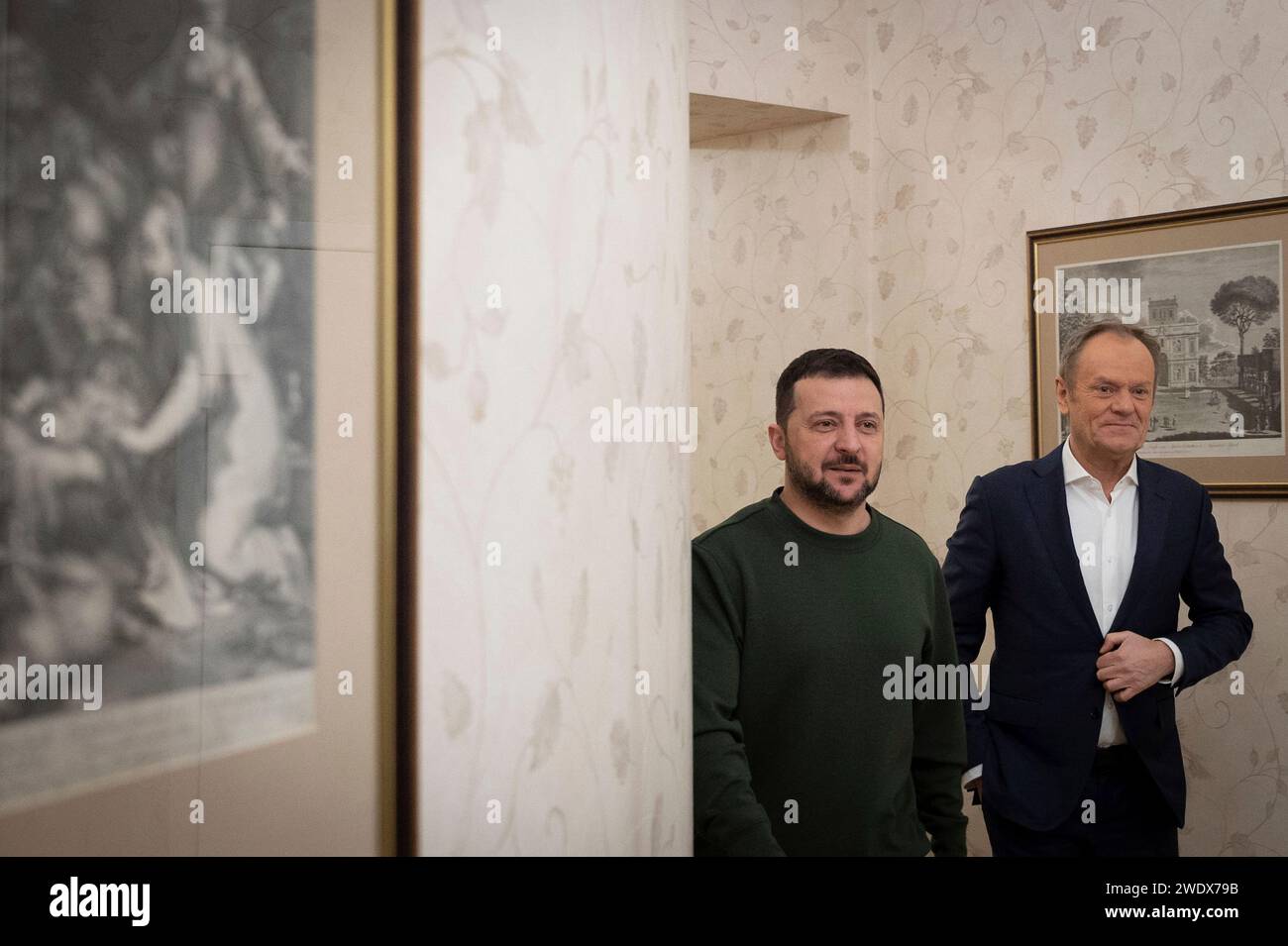 Kiev, Ukraine. 22 janvier 2024. Le président ukrainien Volodymyr Zelenskyy, à gauche, escorte le Premier ministre polonais Donald Tusk à son arrivée pour des discussions bilatérales au Palais Mariinskyi, le 22 janvier 2024 à Kiev, en Ukraine. Tusk a annoncé un nouveau paquet d'aide militaire pour l'Ukraine lors de sa première visite à l'étranger après son retour au pouvoir. Crédit : Présidence ukrainienne/Bureau de presse présidentiel ukrainien/Alamy Live News Banque D'Images