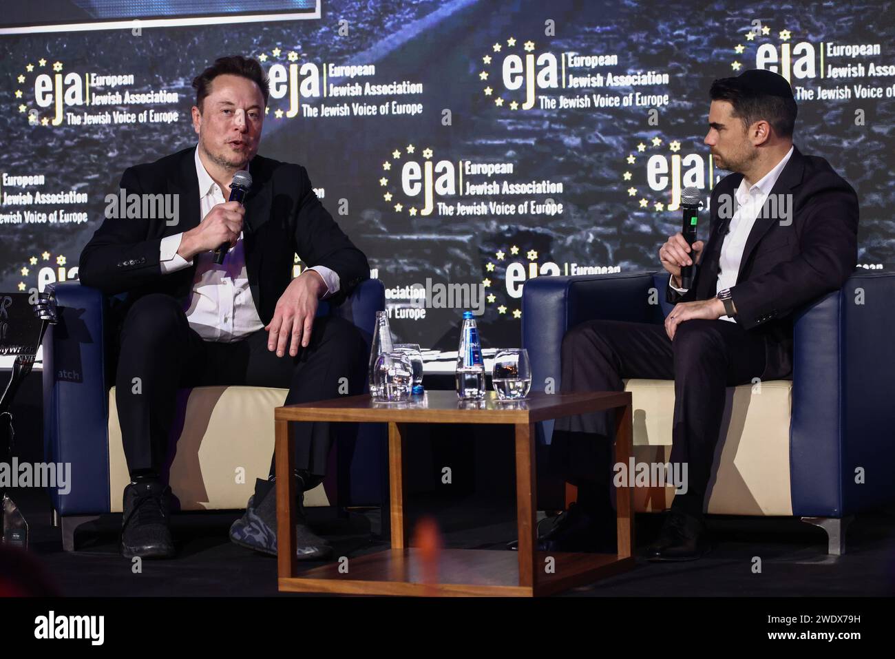 Cracovie, Pologne. 22 janvier 2024. Elon Musk, propriétaire de Tesla et de la plate-forme X (anciennement Twitter), s'entretient avec Ben Shapiro lors d'un symposium sur la lutte contre l'antisémitisme intitulé 'plus jamais : service labial ou conversation profonde' à Cracovie, en Pologne, le 22 janvier 2024. Musk, qui a été invité en Pologne par l’Association juive européenne (EJA), a visité le camp de concentration d’Auschwitz-Birkenau plus tôt ce jour-là, avant la Journée internationale de commémoration de l’Holocauste. Crédit : ZUMA Press, Inc./Alamy Live News Banque D'Images