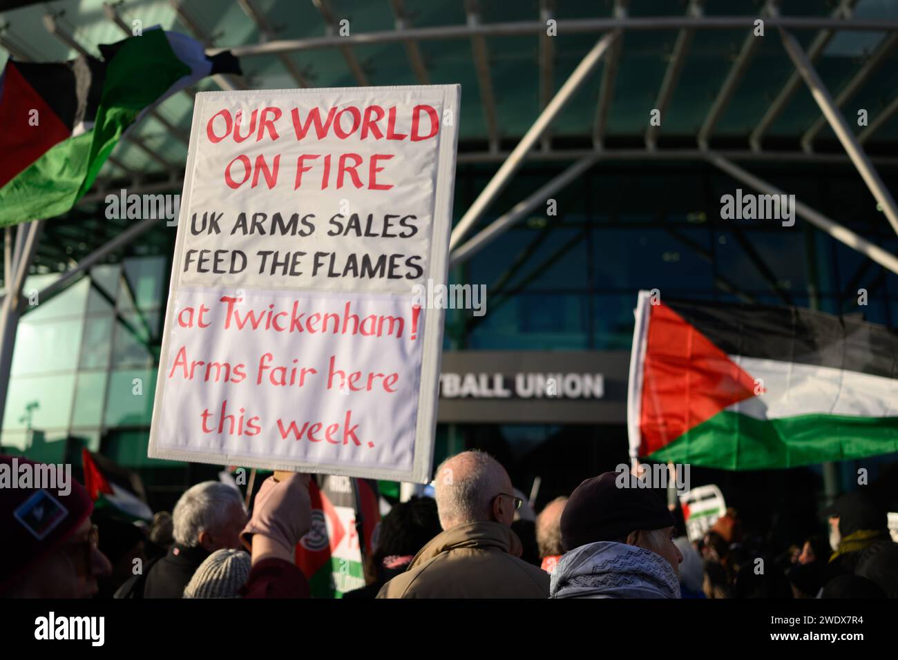 Londres, Royaume-Uni. 22 janvier 2024 : les partisans de la campagne de solidarité palestinienne protestent contre la foire internationale des véhicules blindés qui se tient au stade Twickenham, le siège de l'English Rugby. Les manifestants soutiennent que la foire accueillera des marchands d'armes impliqués dans le meurtre de civils palestiniens à Gaza. Crédit : Justin Griffiths-Williams/Alamy Live News Banque D'Images