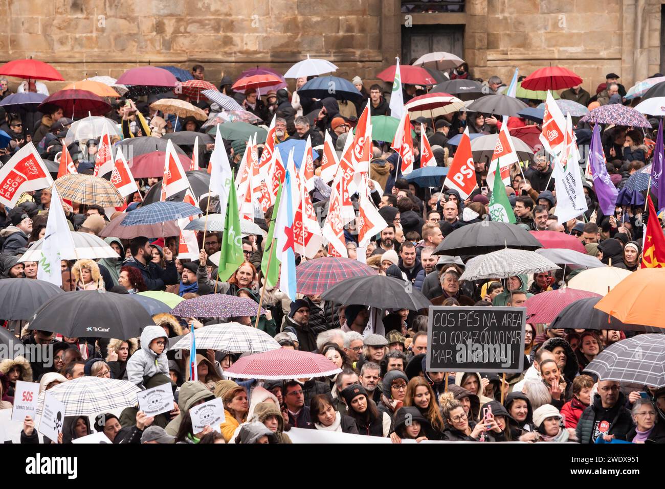 santiago, Espagne. 21 janvier 2024. Manifestation bondée à Compostelle contre la pollution par pellets sur la côte de Galice. Tous les partis politiques, à l'exception du PP et de toutes les organisations syndicales, ainsi que les organisations environnementales, les pêcheurs et les cueilleurs de crustacés de toute la Galice, ont porté des banderoles contre la mauvaise gestion par le gouvernement de la marée de granulés de plastique envahissant nos côtes. Crédit : Xan / Alamy Live News / Alamy Live News Banque D'Images
