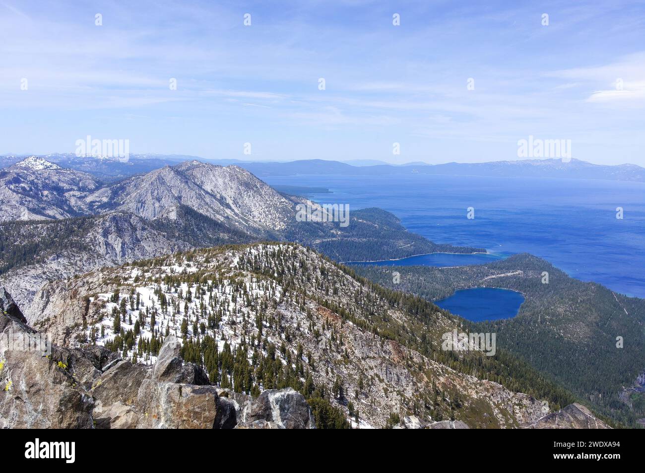 Vues sur le mont Tallac, Cascade Lake, Emerald Bay et South Lake Tahoe via Mt. Tallac Trail. South Lake Tahoe, comté d'El Dorado, Californie, États-Unis. Banque D'Images