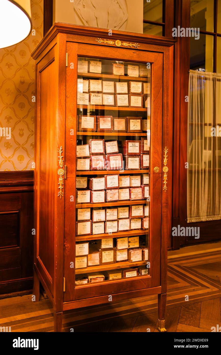 Le piano pneumatique Welte Mignon du traditionnel Hotel Waldhaus Sils est entièrement fonctionnel. Une armoire pleine de rouleaux de musique perforés offre un large choix de musique. Sils im Engadin/Segl, Suisse Banque D'Images