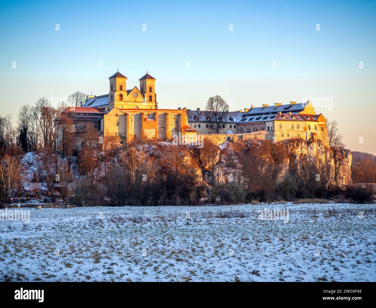 Tyniec près de Cracovie, Pologne. Abbaye bénédictine et monastère sur la falaise rocheuse à Vistule en hiver dans la lumière du coucher du soleil Banque D'Images