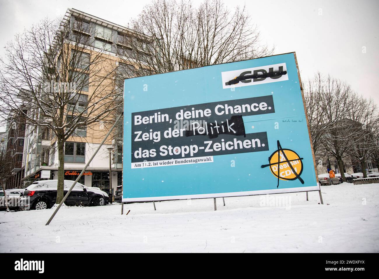 Ein vandalisierten Plakat der CDU für die partielle Wiederholungswahl des Bundestages nach einem Schneefall in Berlin am 16. Januar 2024. Schnee à Berlin *** Une affiche vandalisée de la CDU pour la répétition partielle de l'élection du Bundestag après une chute de neige à Berlin le 16 janvier 2024 neige à Berlin Banque D'Images