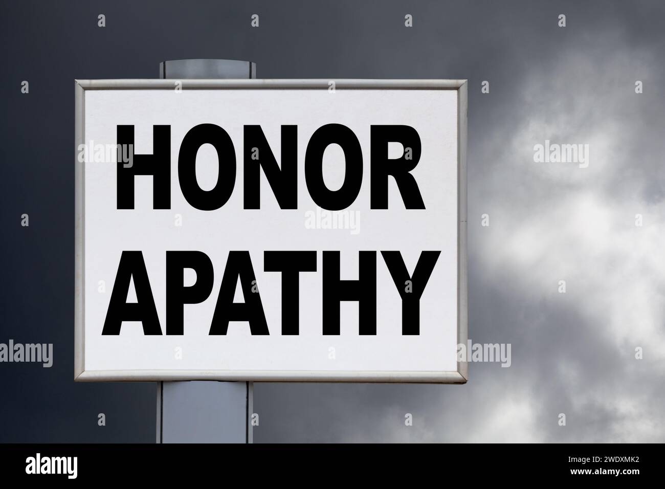 Gros plan sur un panneau d'affichage jaune contre un ciel nuageux avec le message "honorer l'apathie" écrit au milieu. Banque D'Images Gros plan sur un panneau d'affichage jaune contre un ciel nuageux avec le message "honorer l'apathie" écrit au milieu. Banque D'Images