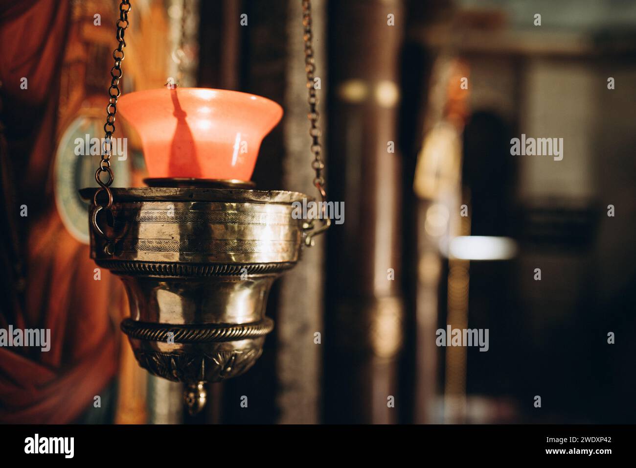 la lampe icône dans l'église est accrochée près de l'icône. Photo de haute qualité Banque D'Images