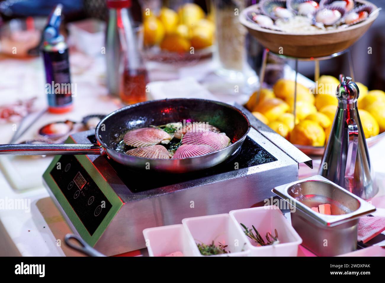les huîtres dans une poêle cuisent le chef, le feu. Photo de haute qualité Banque D'Images