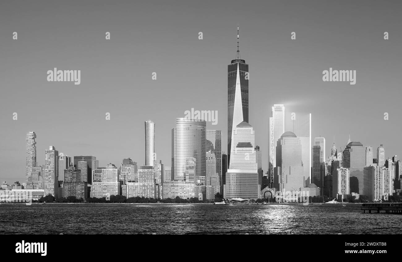 Photo noir et blanc de Manhattan Skyline au coucher du soleil, New York City, USA. Banque D'Images