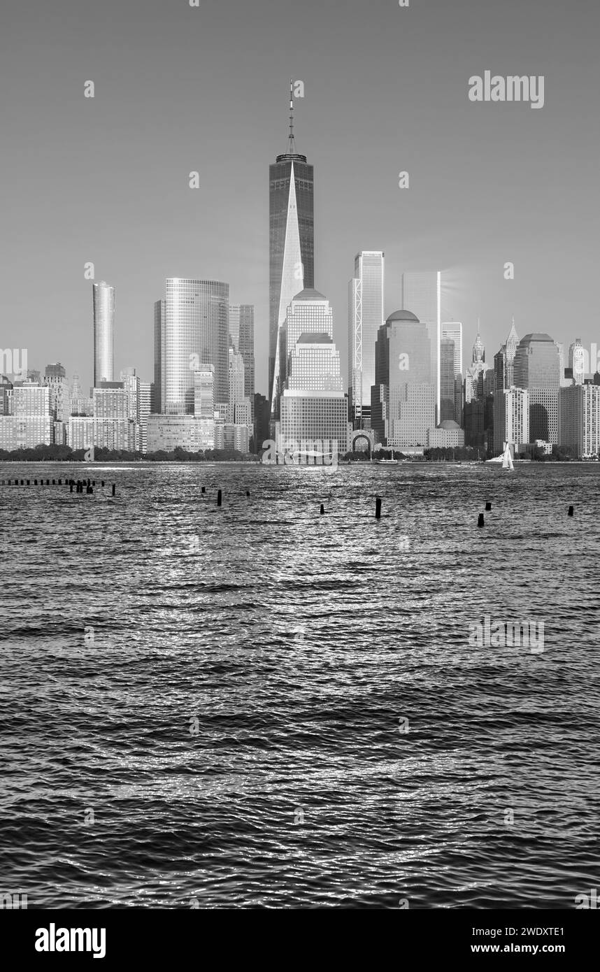 Photo noir et blanc de Manhattan Skyline au coucher du soleil, New York City, USA. Banque D'Images
