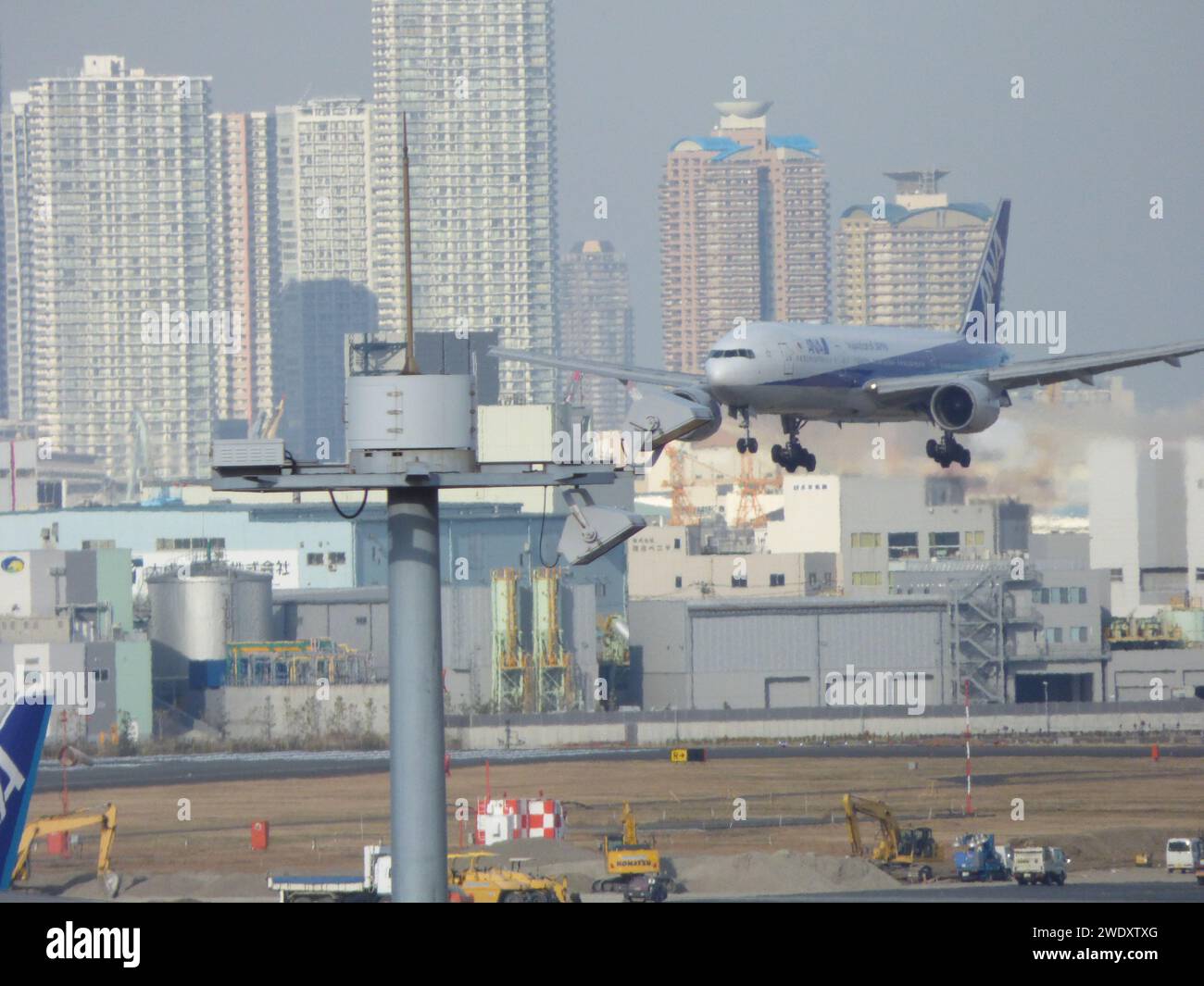Avion ANA atterrissant à l'aéroport de Haneda Banque D'Images