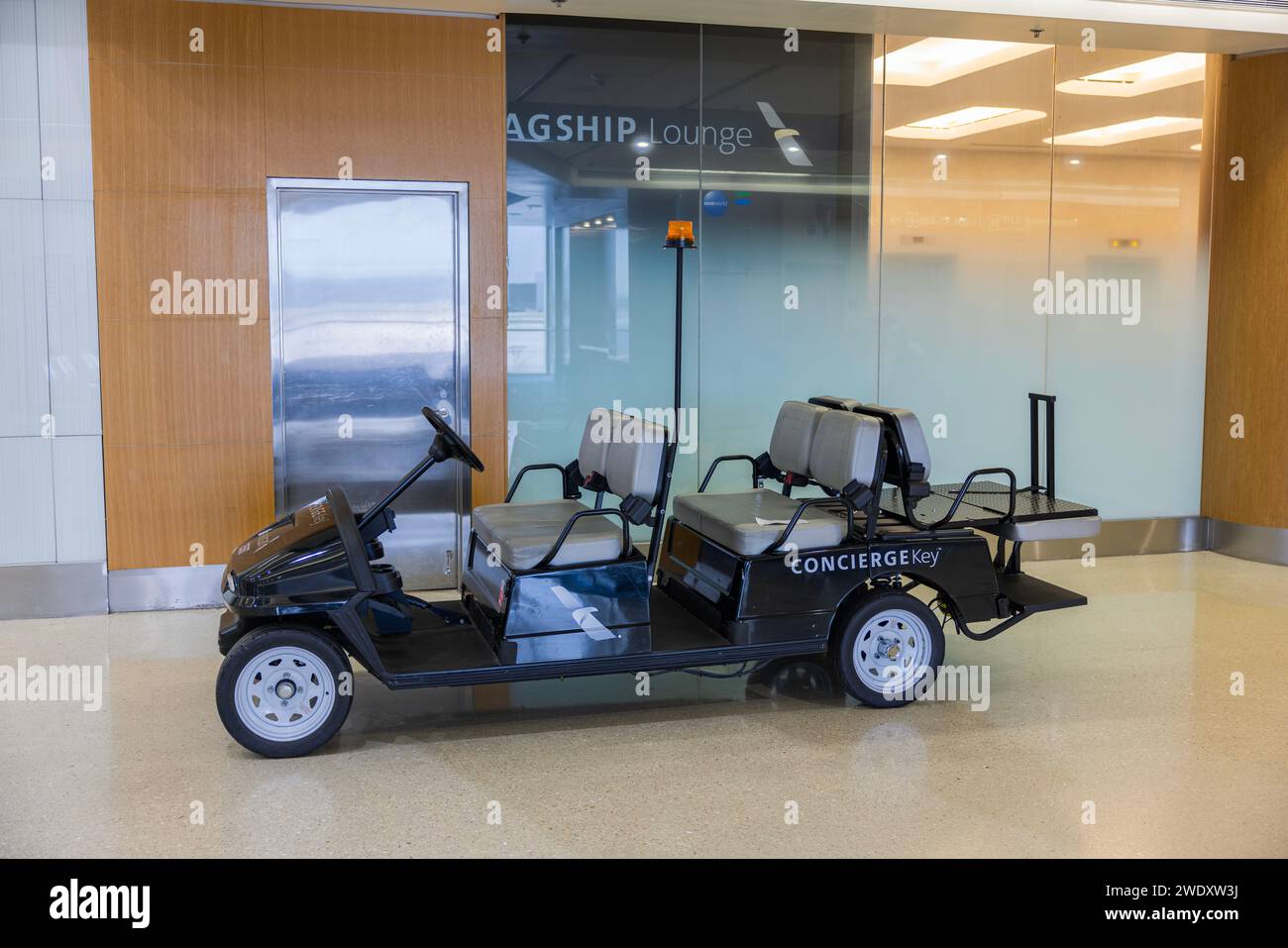 Gros plan d'une navette électrique pour un transport efficace des passagers à l'aéroport. Miami. ÉTATS-UNIS. Banque D'Images