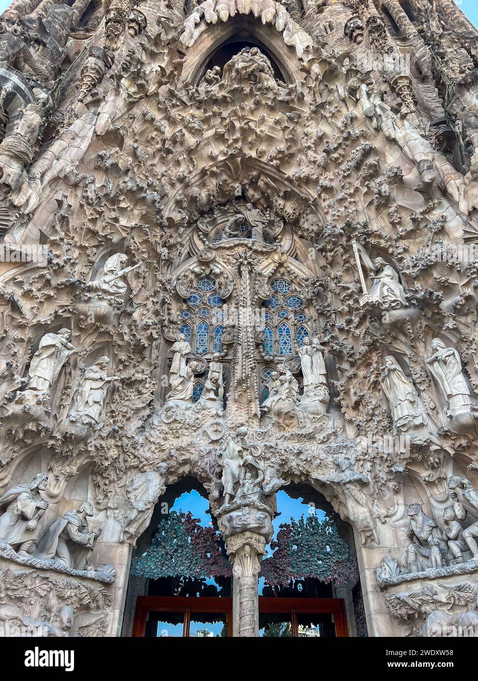 Groupe de sculptures au-dessus de la porte principale de la façade de la Nativité de la basilique de la Sagrada Familia Banque D'Images