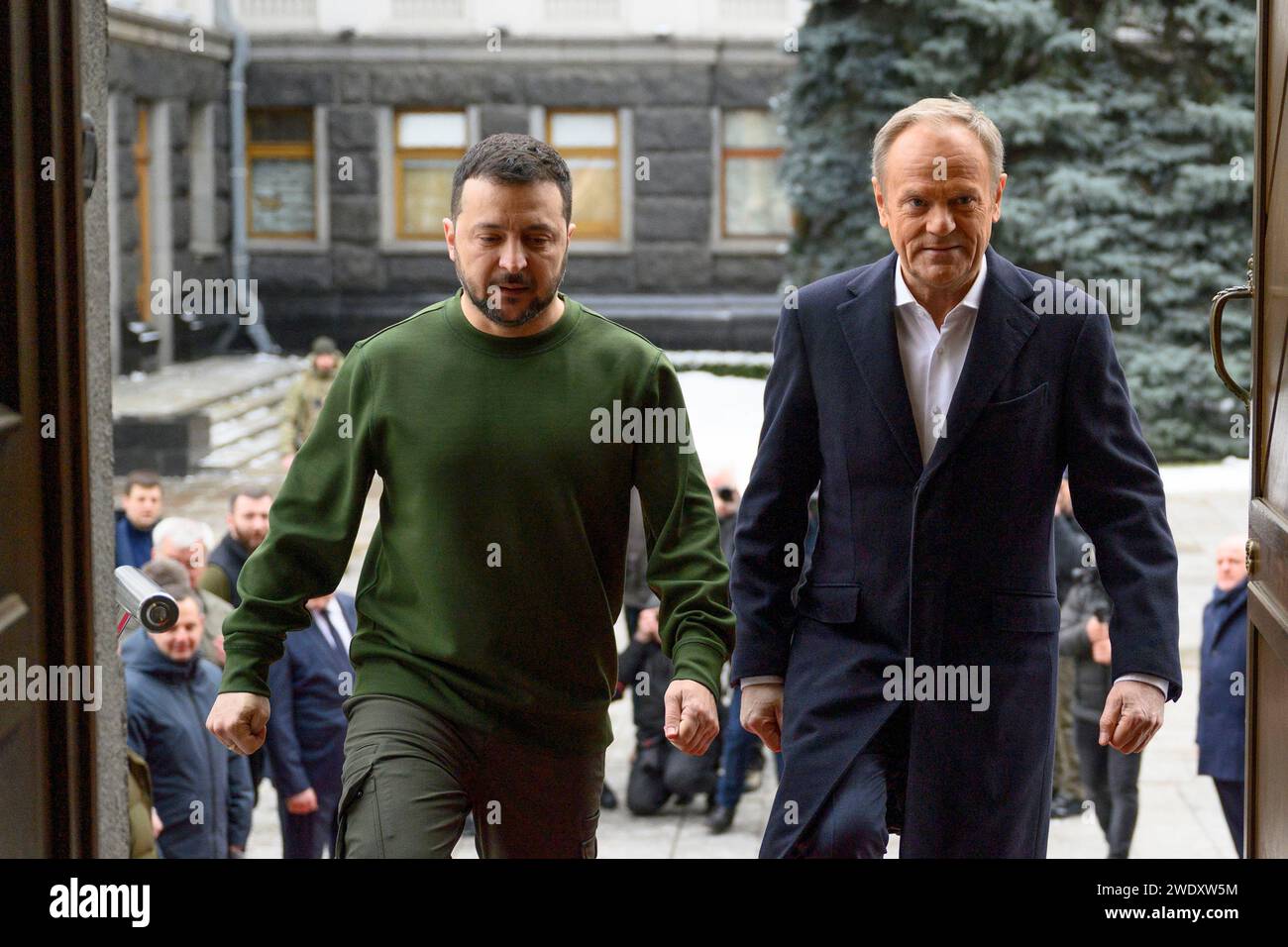 Kiev, Ukraine. 22 janvier 2024. Le président ukrainien Volodymyr Zelenskyy accueille le Premier ministre polonais Donald Tusk à Kiev, en Ukraine, le lundi 22 janvier 2024. Tusk s'est engagé à poursuivre le soutien de la Pologne à l'Ukraine, en annonçant un nouveau paquet d'aide militaire après être parvenu à un «accord» pour résoudre les différends entre les deux pays sur les expéditions de céréales et le camionnage. Photo via Ukrainian Presidential Press Office/UPI crédit : UPI/Alamy Live News Banque D'Images