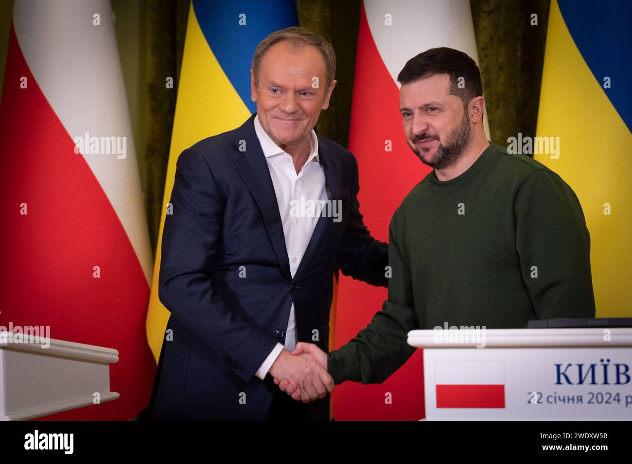 Kiev, Ukraine. 22 janvier 2024. Le président ukrainien Volodymyr Zelenskyy accueille le Premier ministre polonais Donald Tusk à Kiev, en Ukraine, le lundi 22 janvier 2024. Tusk s'est engagé à poursuivre le soutien de la Pologne à l'Ukraine, en annonçant un nouveau paquet d'aide militaire après être parvenu à un «accord» pour résoudre les différends entre les deux pays sur les expéditions de céréales et le camionnage. Photo via Ukrainian Presidential Press Office/UPI crédit : UPI/Alamy Live News Banque D'Images