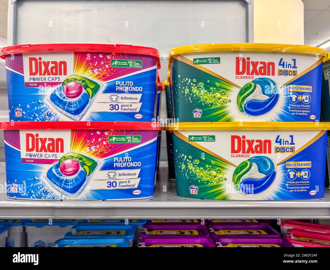 Italie - 17 janvier 2024 : détergent pour lave-linge en capsules en emballages Dixan exposé à la vente dans un supermarché italien, Dixan est la marque du groupe Henkel Banque D'Images