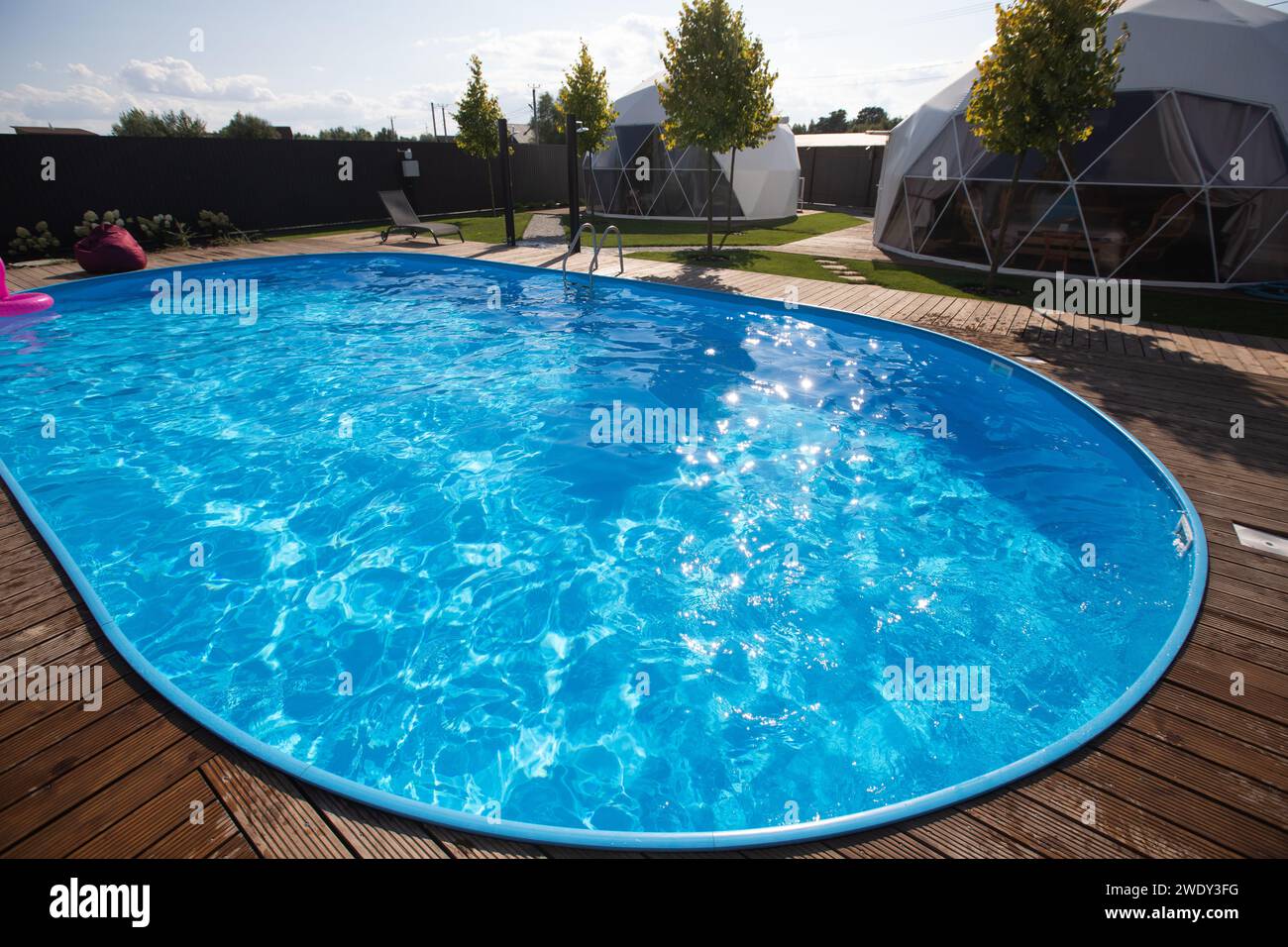 piscine dans une maison privée sur une journée ensoleillée Banque D'Images