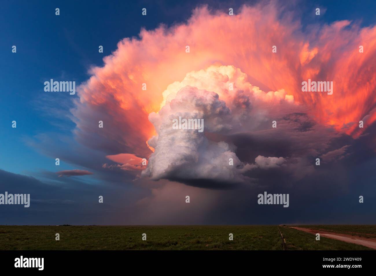 Coucher de soleil nuageux avec un orage supercellulaire près de Dalhart, Texas, USA Banque D'Images