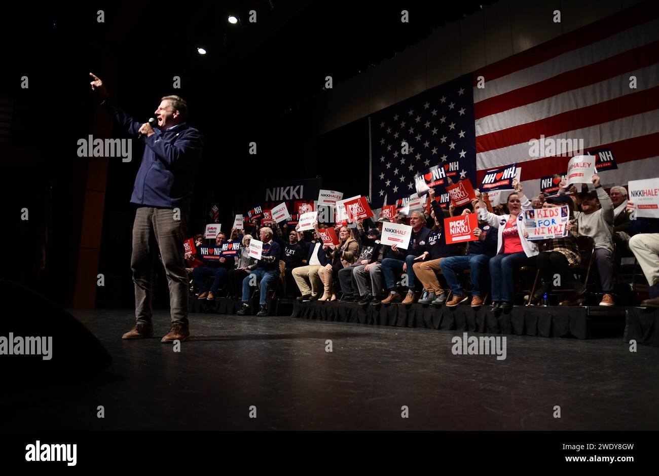 Le gouverneur du New Hampshire Chris Sununu fait campagne pour le candidat républicain à la présidence Nikki Haley à Exeter, N.H., USA, le 21 janvier 2024. Banque D'Images