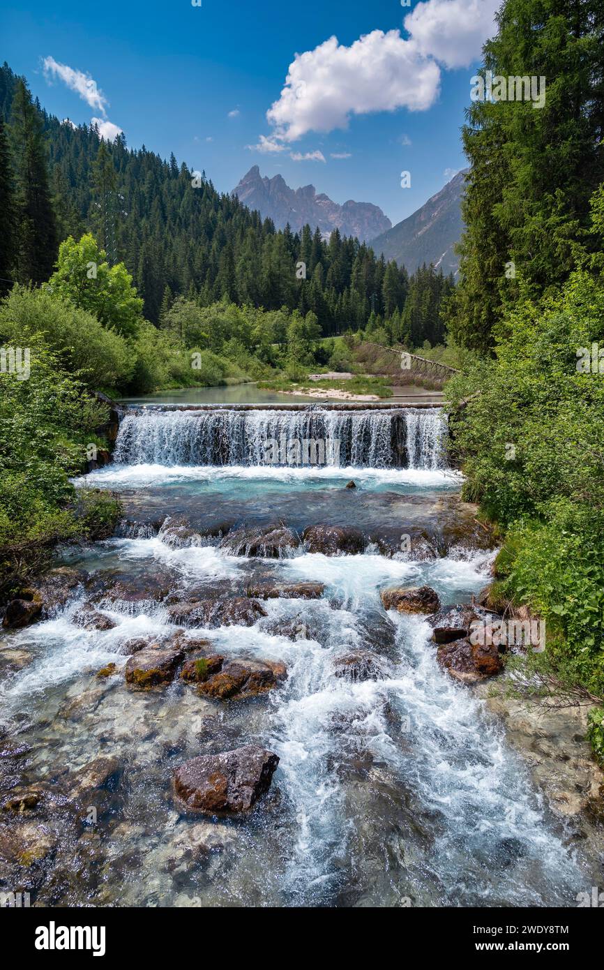 Large belle cascade avec de l'eau qui coule au milieu d'une forêt verdoyante. Fischleintal, Tyrol du Sud, Trentin, Italie. Banque D'Images