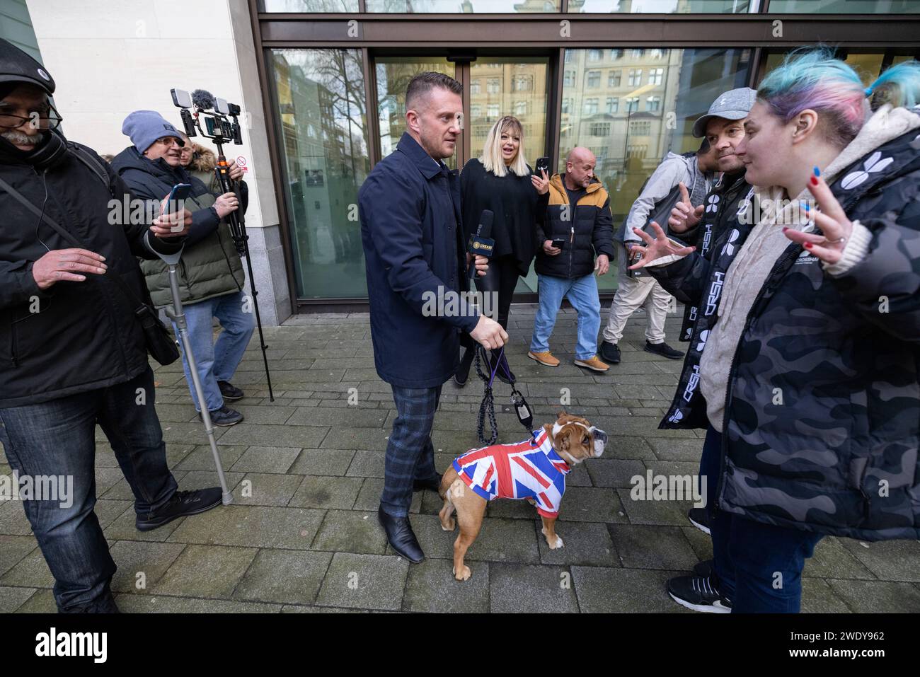 Les fans de Tommy Robinson attendent devant le tribunal de première instance de Westminster avec leur Bulldog britannique pour saluer le leader anglais de la défense, Londres, Royaume-Uni Banque D'Images