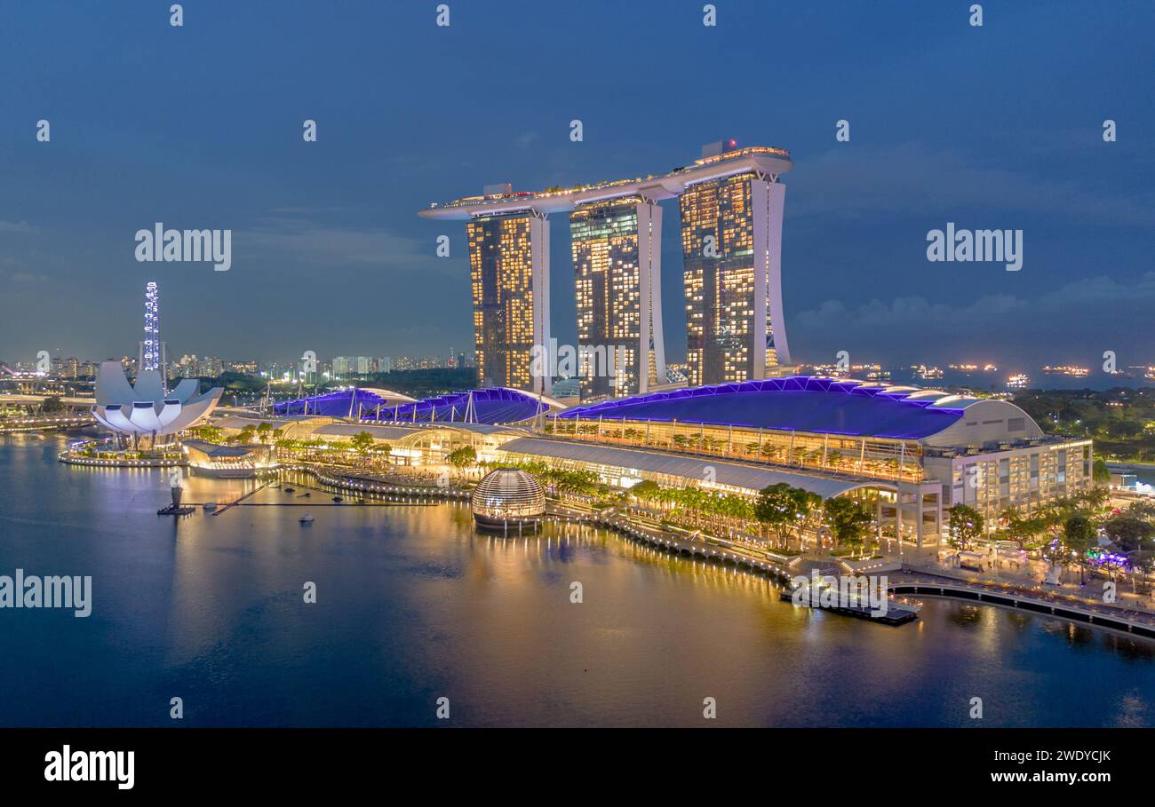 Vue aérienne du paysage urbain de Singapour au crépuscule. Paysage de la baie de la Marina de Singapour avec des bâtiments modernes et des gratte-ciels la nuit Banque D'Images