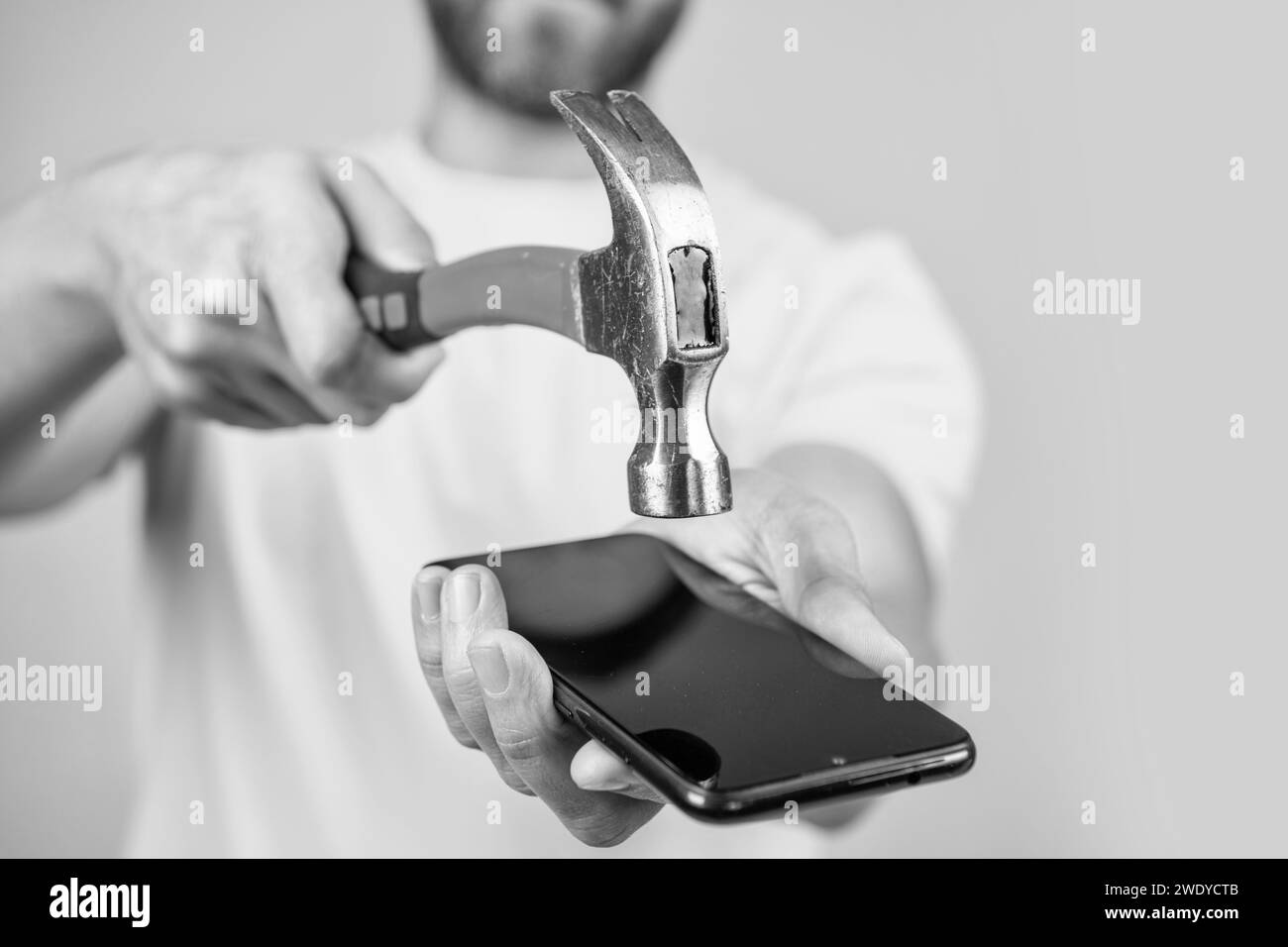 pirater l'écran du téléphone en studio avec closeup. photo de hack l'écran du téléphone avec marteau. pirater l'écran du téléphone isolé sur jaune. pirater le téléphone scr Banque D'Images