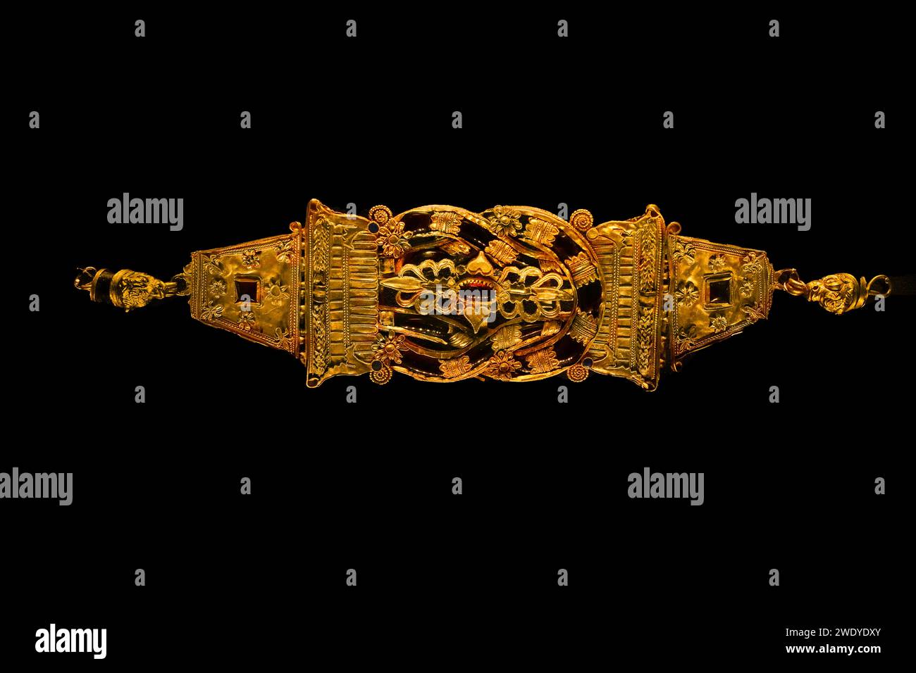 Chaîne en or avec « Herakles Knot » central et éléments décoratifs en cornèle et verre. De Thessalie, 2e c. BC. Musée Benaki Athènes Grèce. Banque D'Images