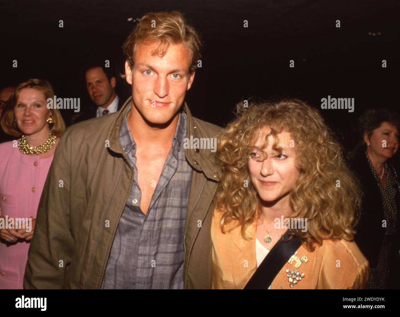 Woody Harrelson et Carol Kane à la première de 'Ruthless People in Century City, Californie Century City 24 juin 1986 Credit : Ralph Dominguez/MediaPunch Banque D'Images