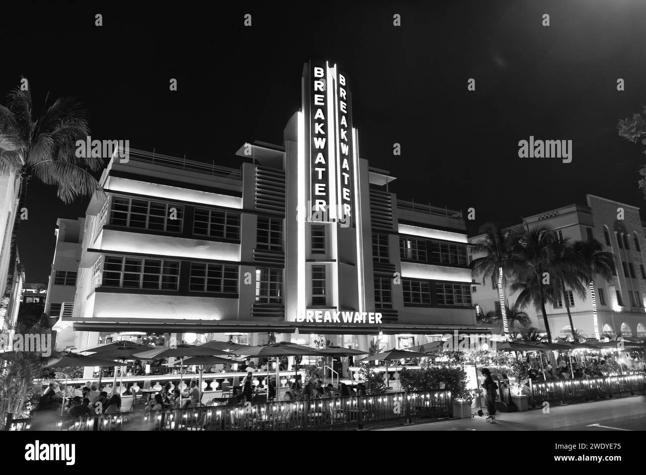 Miami, Floride États-Unis - 16 avril 2021: Miami South Beach Ocean Drive Architecture illuminée dans la nuit destination de miami. brise-lames. Banque D'Images